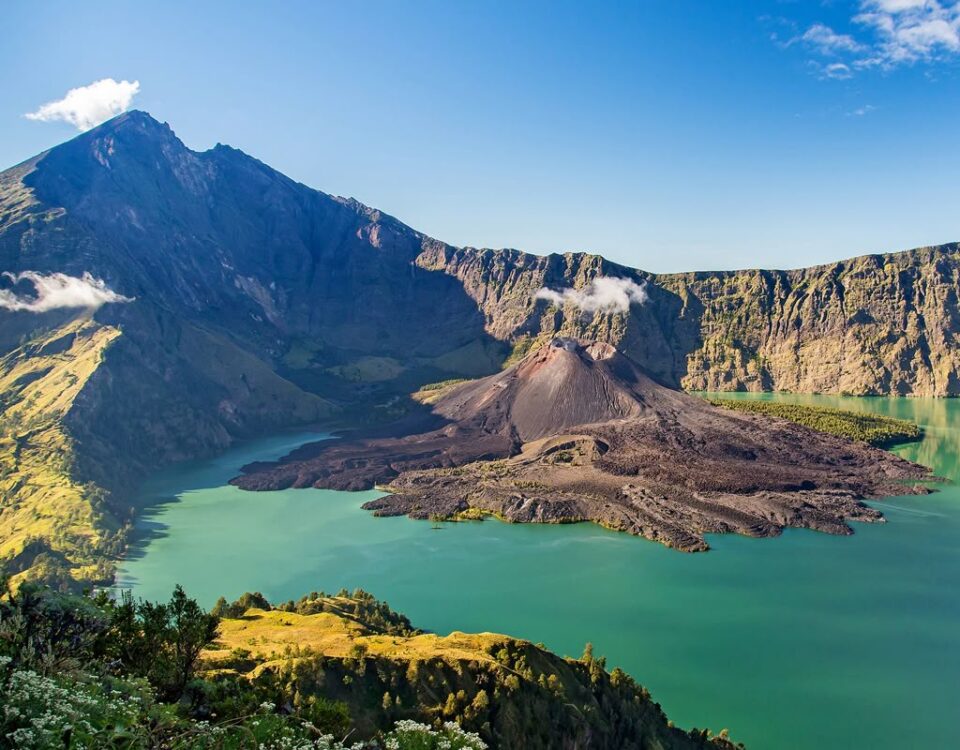 Naik Rinjani Pertama Kali? Ini Panduan Lengkap dari Warga Lokal